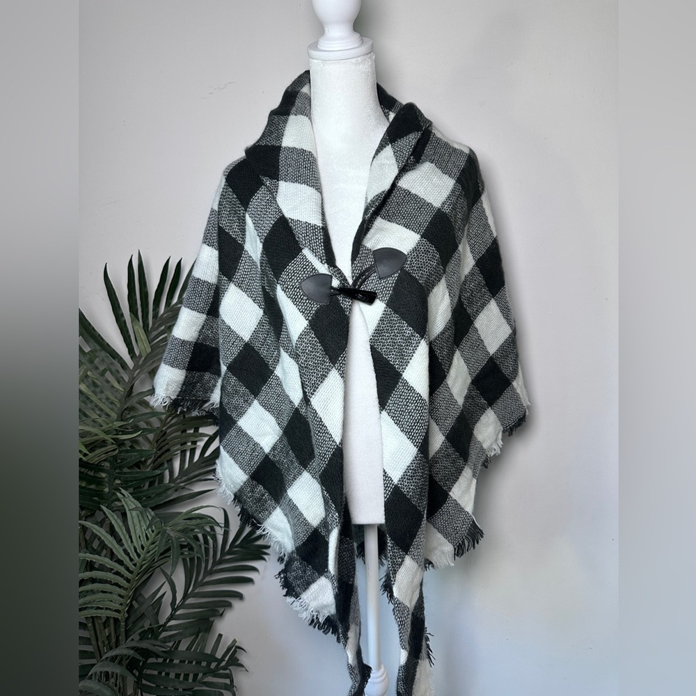 West Loop Women’s Buffalo Check Country Black and White Shaw/Poncho OS
